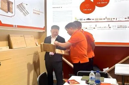 Suqian 부시장, Fuqing LVL 부스 조사, 국제 비즈니스 회담 가열