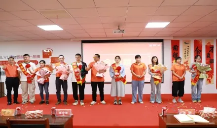 Fuqing Wood Industry는 직원 자녀에게 학업 장학금으로 5,000 위안을 수여했습니다.